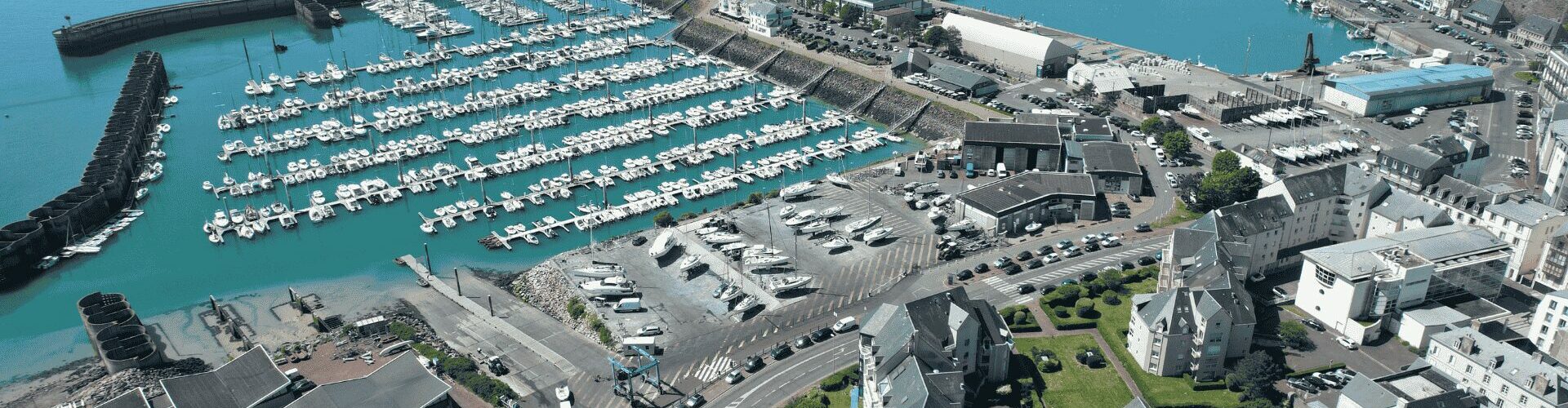 Vue aérienne du port de Granville en Normandie – destination idéale pour séminaires et événements d’entreprise