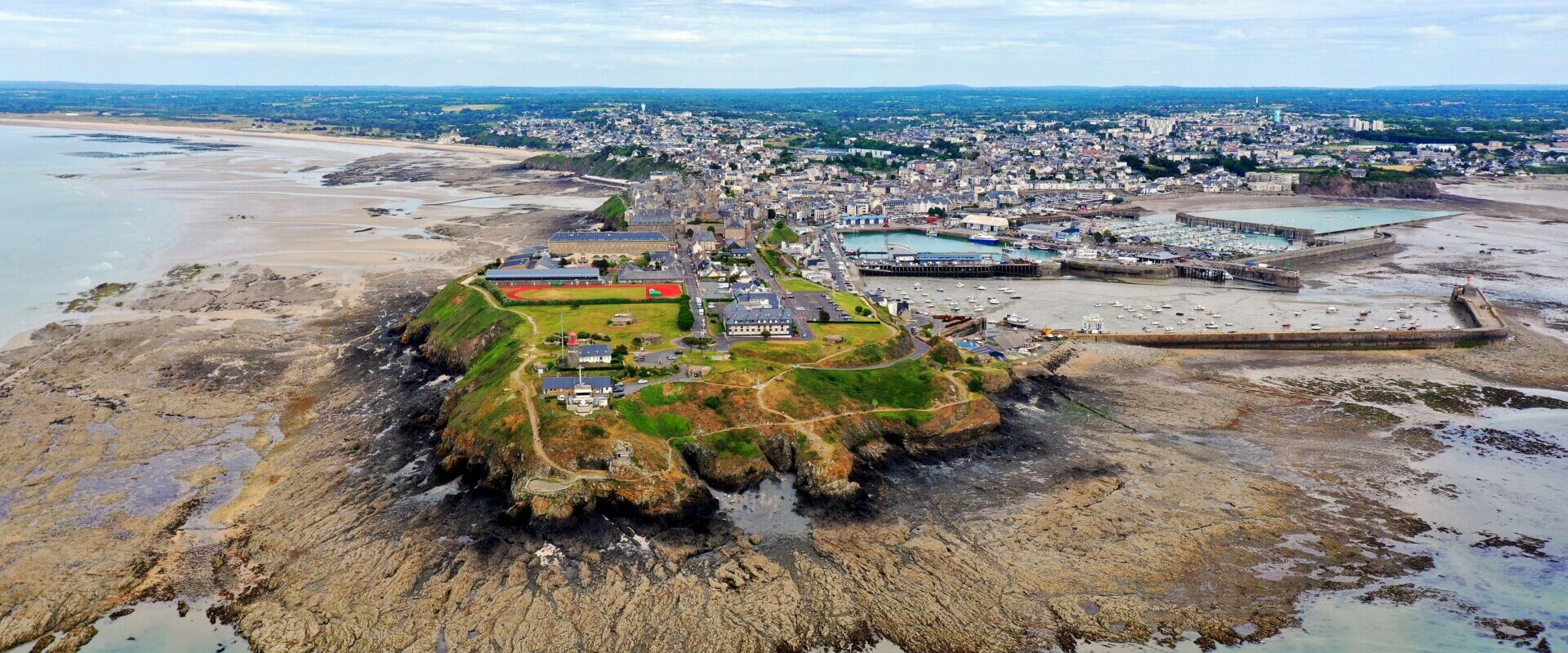Granville vue aérienne avec la Haute-Ville et le Roc – destination idéale pour séminaires et coworking en Normandie au bord de la mer